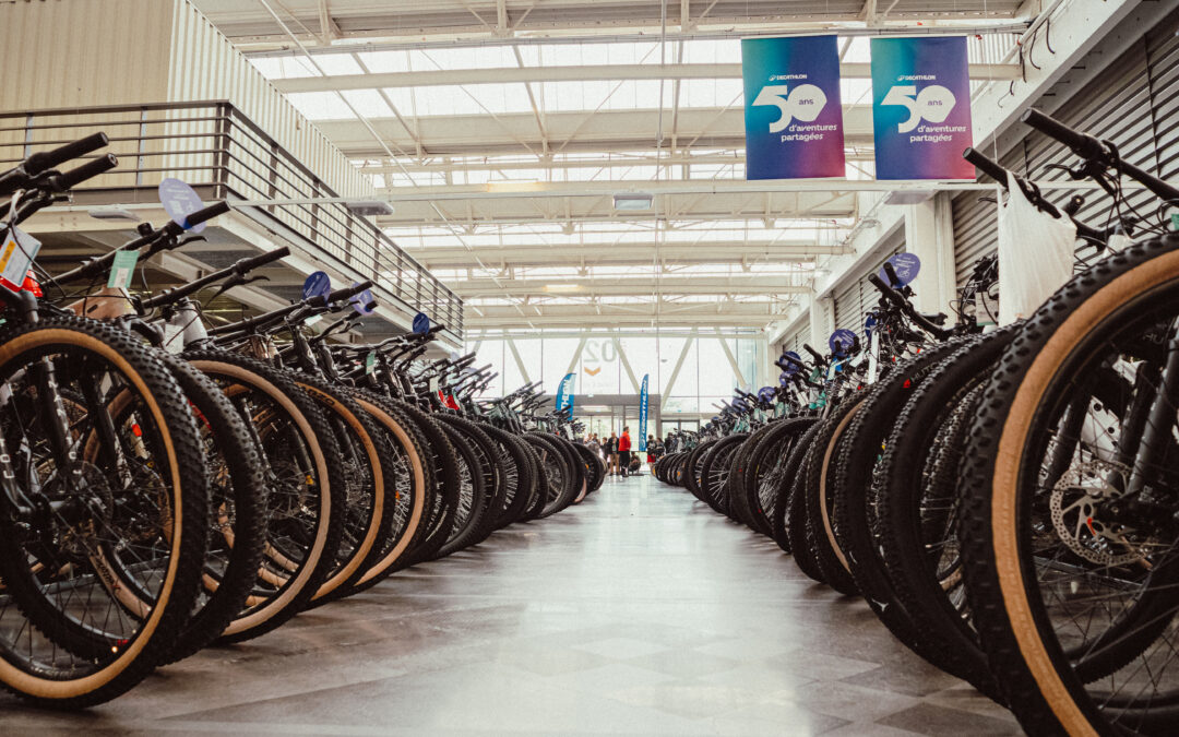De grandes allées emplit de vélos vous attendent lors de la B'twin Okaz