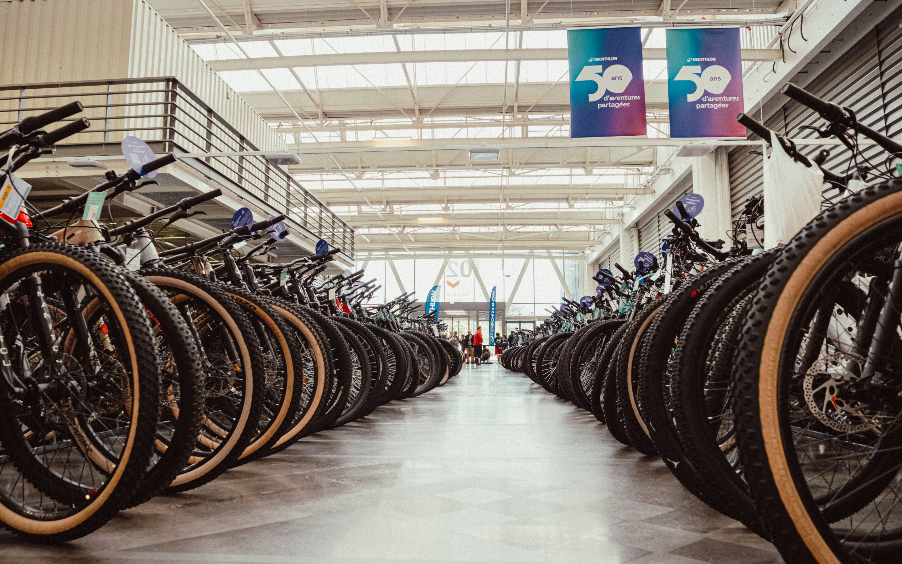 De grandes allées emplit de vélos vous attendent lors de la B'twin Okaz