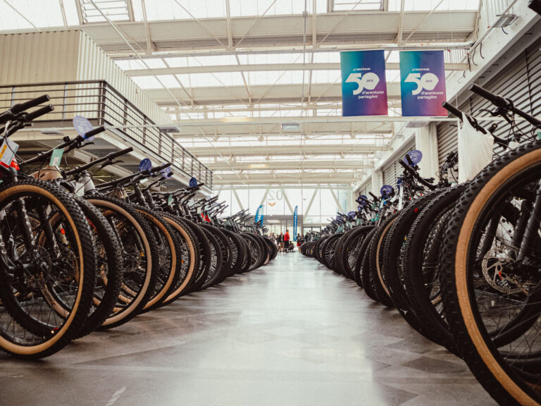 De grandes allées emplit de vélos vous attendent lors de la B'twin Okaz