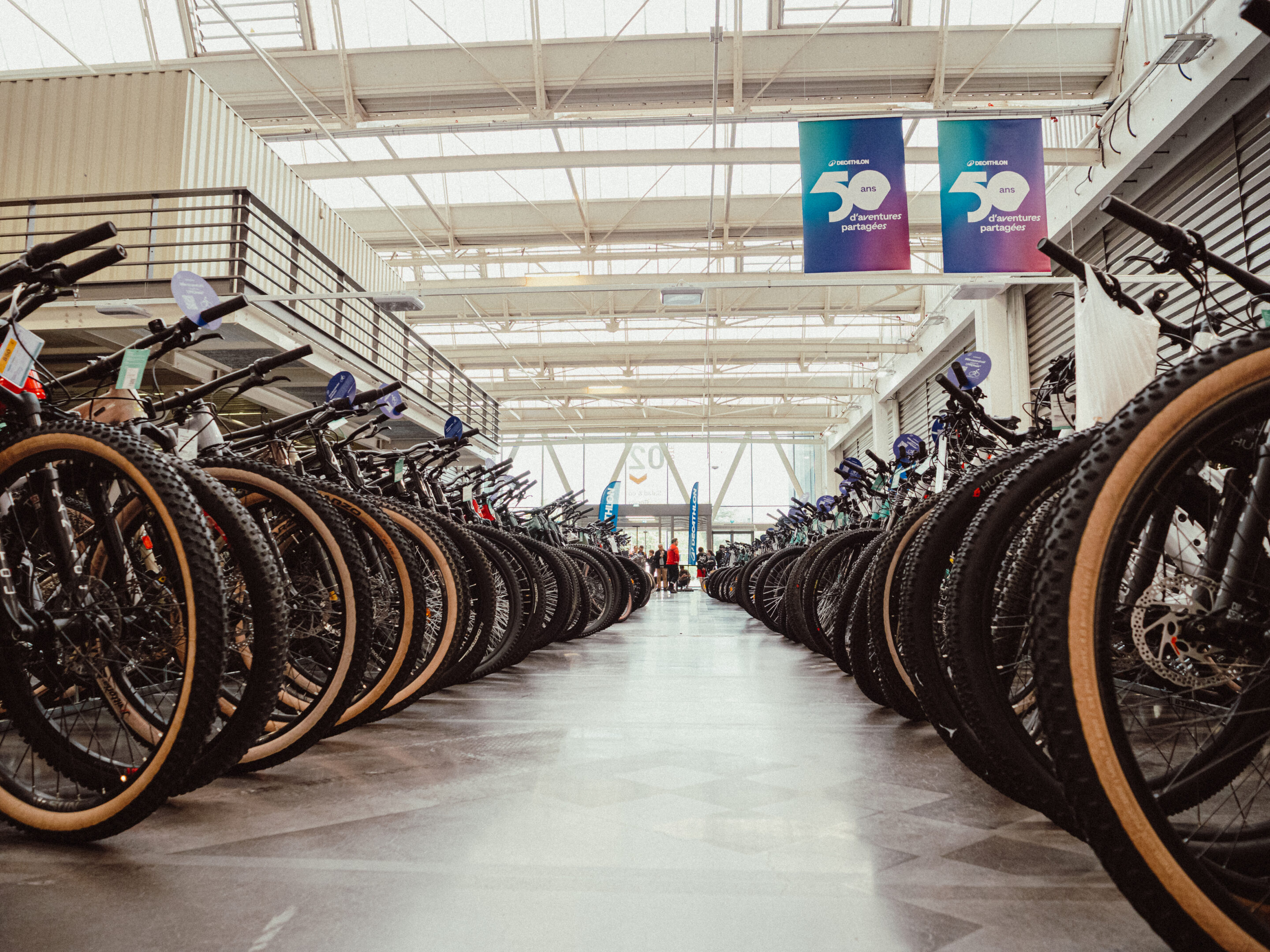 De grandes allées emplit de vélos vous attendent lors de la B'twin Okaz